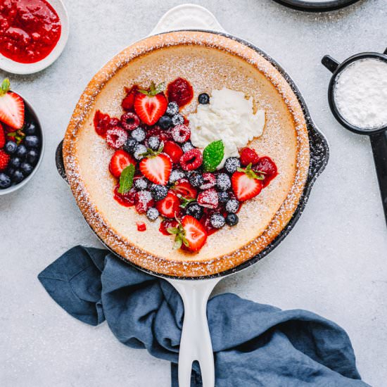 DUTCH BABY PANCAKE WITH STRAWBERRY