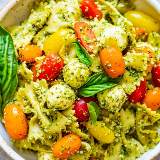 Tomato Mozzarella Pesto Pasta Salad