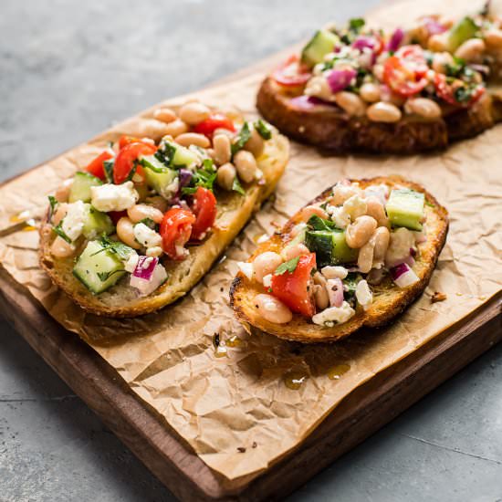 White Bean Salad with Garlic Toasts