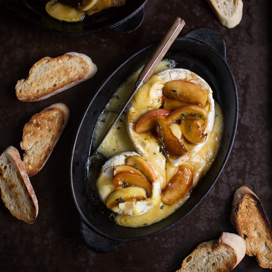 Baked Camembert with apples