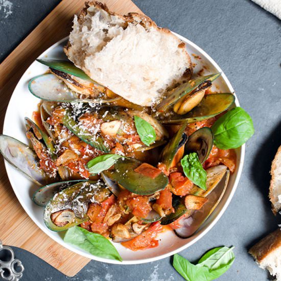 Mussels in spicy tomato broth