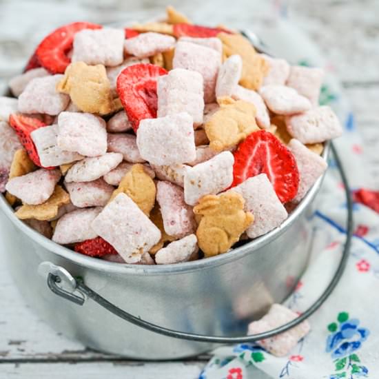 Strawberry Cheesecake Muddy Buddies