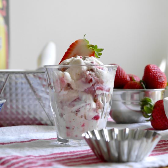 strawberry rhubarb crumble ice crea