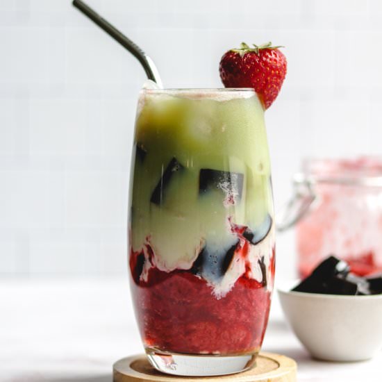 strawberry matcha latte