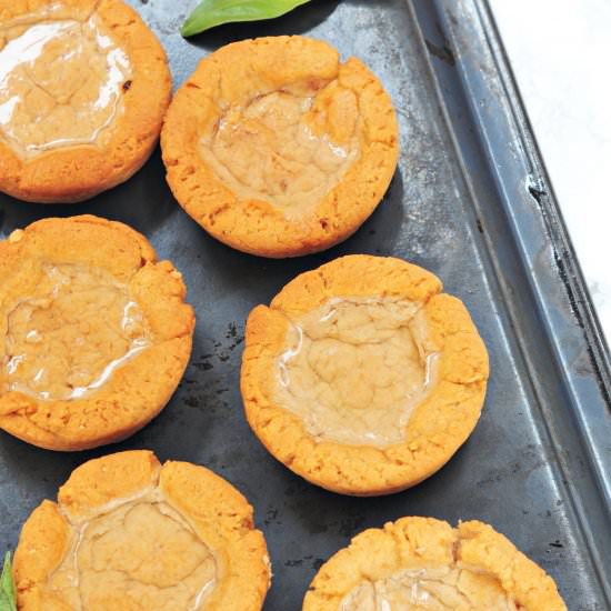 Peanut biscuits with jelly