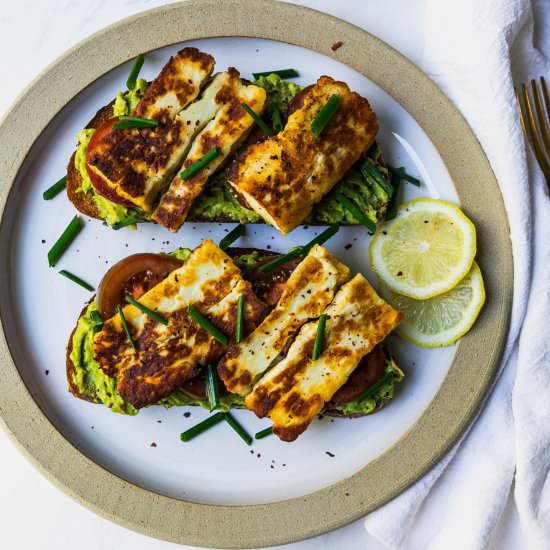 Avocado-Halloumi Toast w Tomatoes