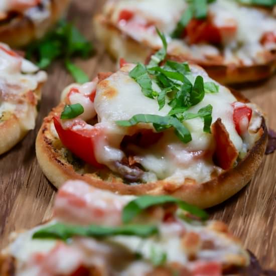 Pesto Pizza with Tomatoes and Bacon