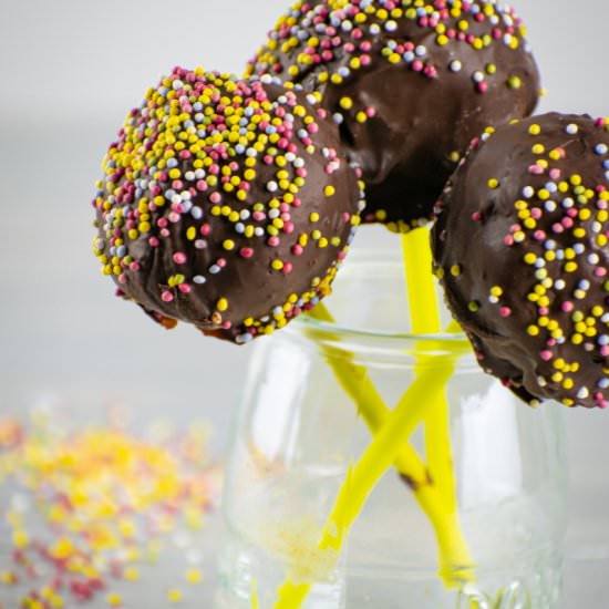 How to Make Cake Pops with a Mold