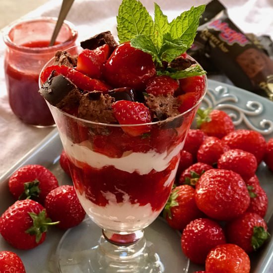 MAGIJA CHOCOLATE BAR W/ STRAWBERRIES