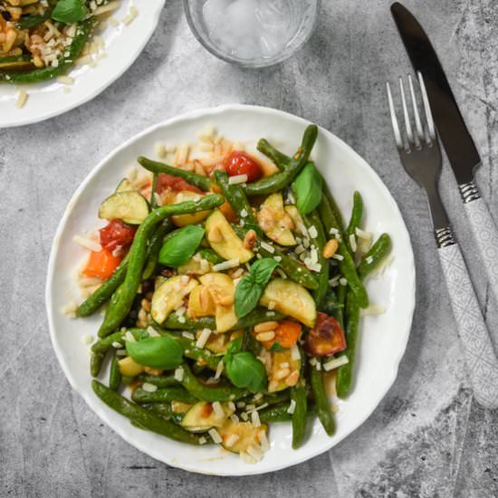 Pasta with tomatoes and zucchini