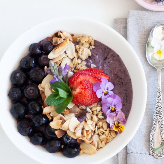 Blueberry and banana smoothie bowl