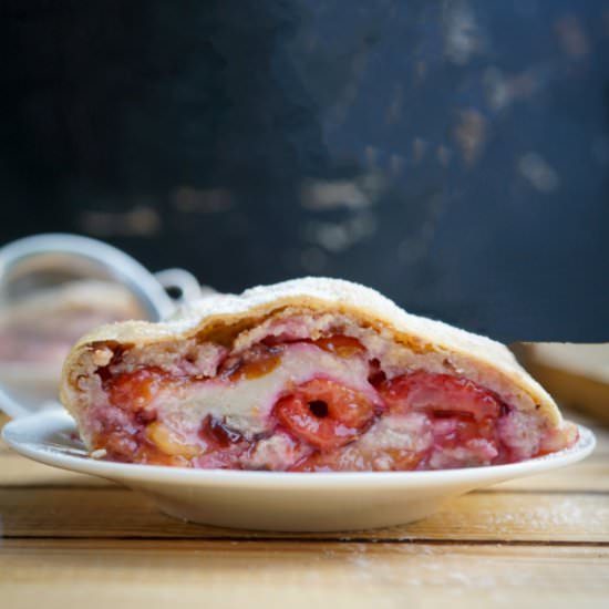 Plum strudel with cinnamon crumbs