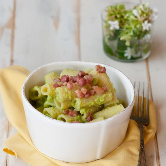 Pasta with zucchini pesto and bacon