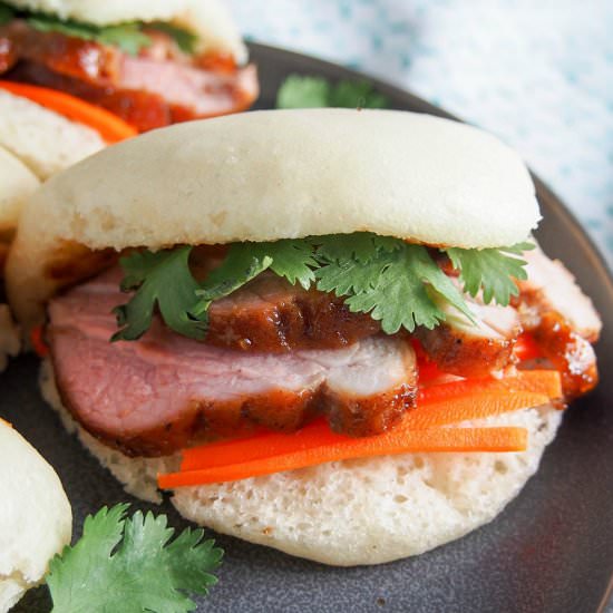 Steamed bao buns with pork