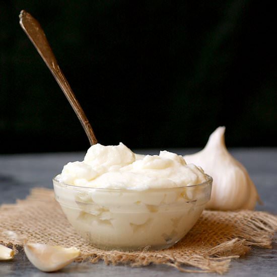 Lebanese Garlic Sauce (Toum)