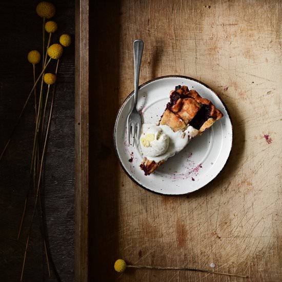 Blackberry pie with frangipane