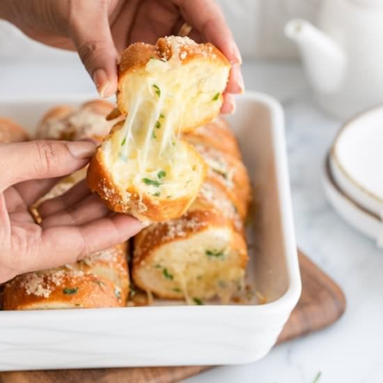 CHEESY GARLIC PULL APART BREAD