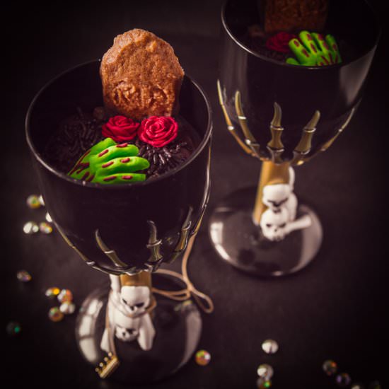 Graveyard dessert with gingerbread
