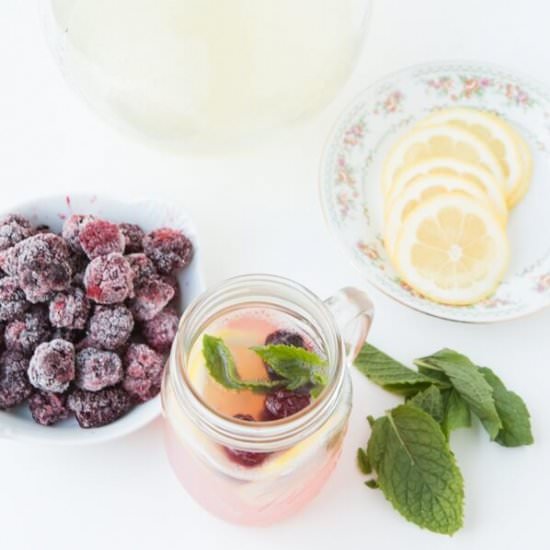 SPARKLING LEMONADE WITH BLACKBERRIES