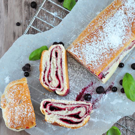 Yeast cake with blueberries