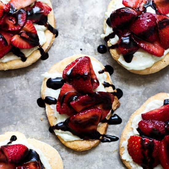 STRAWBERRY AND BLUE CHEESE PIZETTES