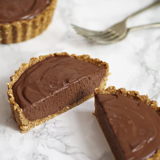 Vegan no-bake chocolate tart