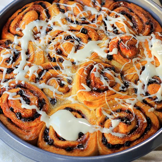 currant cinnamon rolls