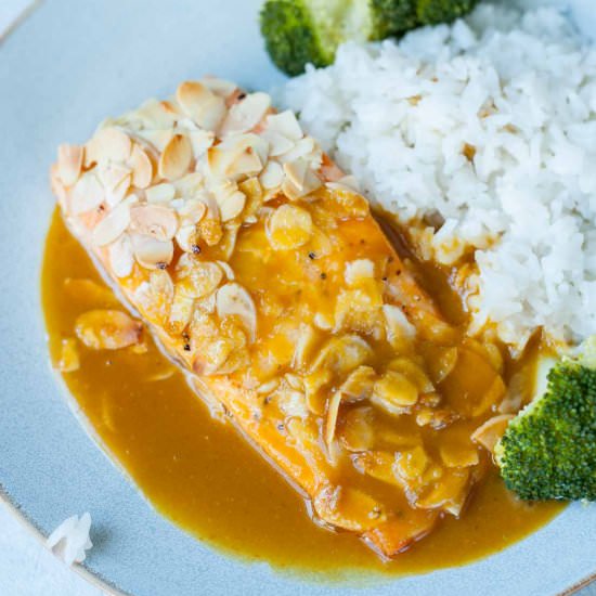 Salmon with almonds and orange sauce