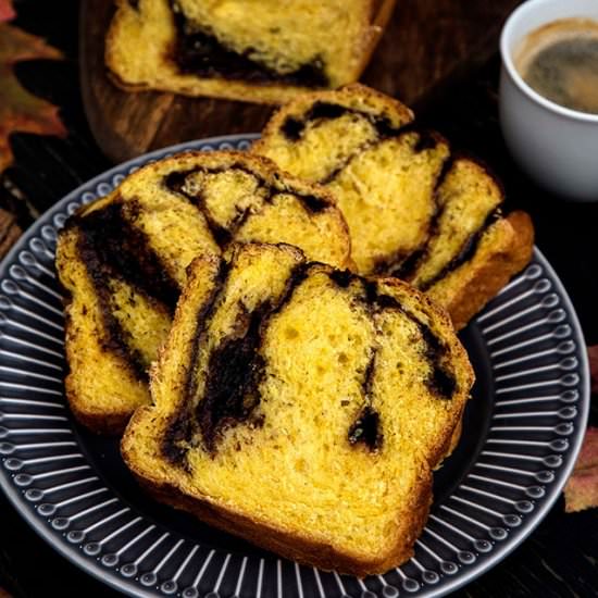 Babka with baked pumpkin puree