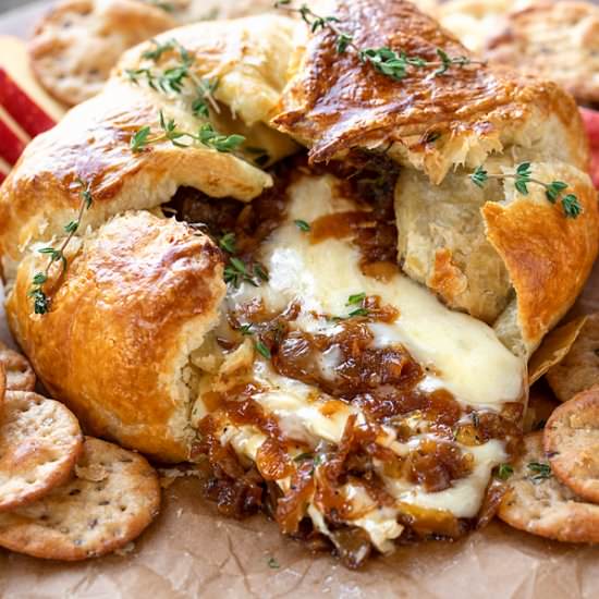 Baked Brie with Caramelized Onions