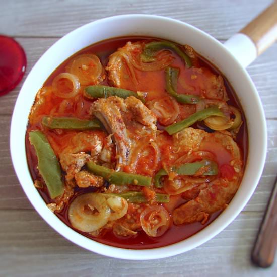 Pork chops in tomato sauce