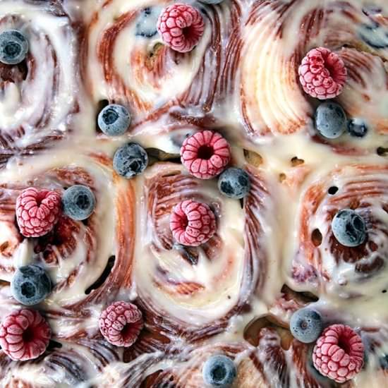 Cardamom rolls with berries