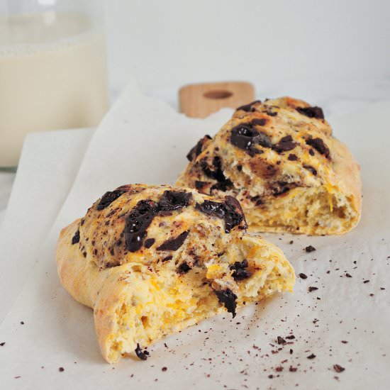 Pumpkin bun with chocolate