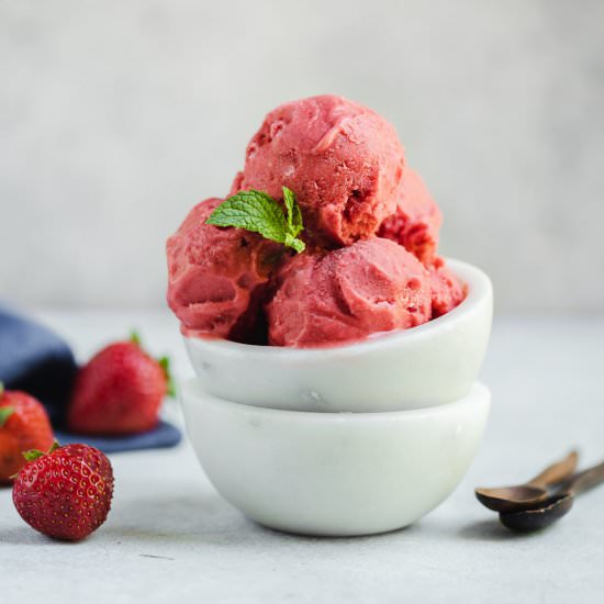 5-Minute Strawberry Frozen Yogurt