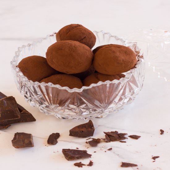 EASY VEGAN CHOCOLATE TRUFFLES