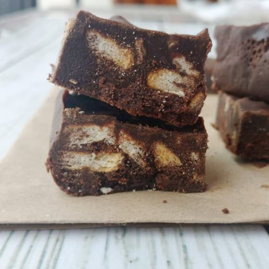 Dark chocolate and biscuit fudge