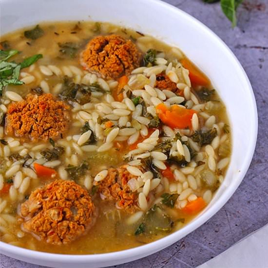Kale vegetable soup with baked bean