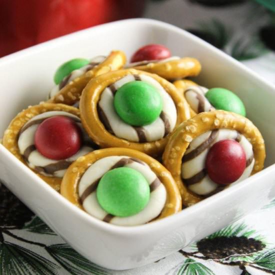 Mint M&M Christmas Pretzel Bites