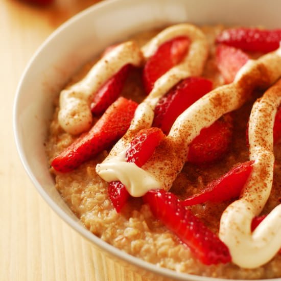 STRAWBERRY CHEESECAKE OATMEAL