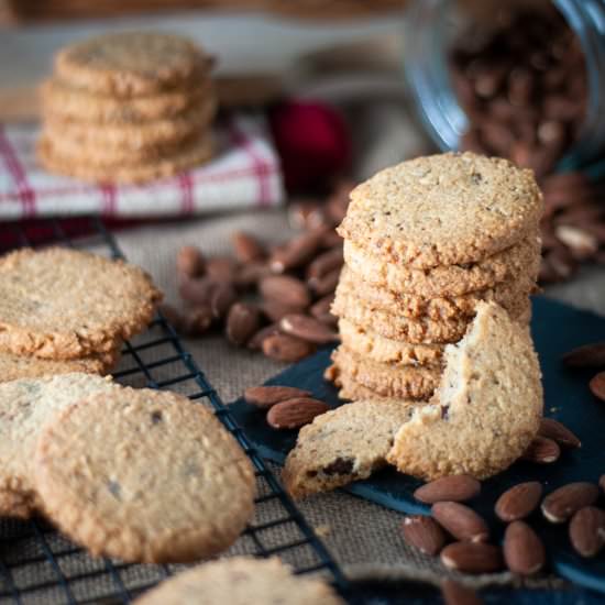 Healthy crispy almond cookies