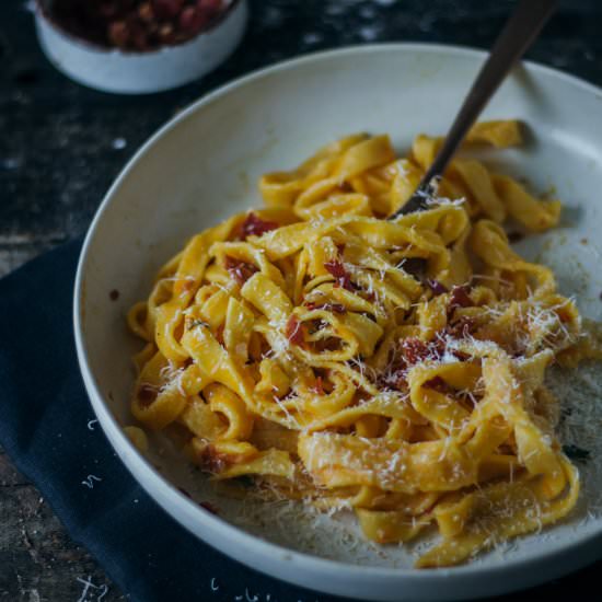 Pumpkin pasta w prosciutto chips