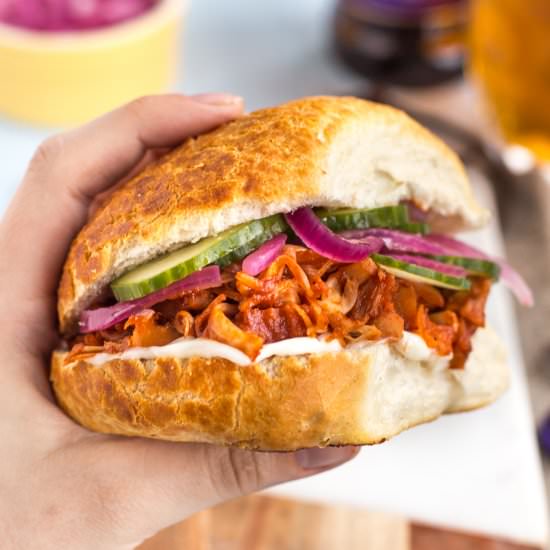 Vegan pulled pork sandwiches