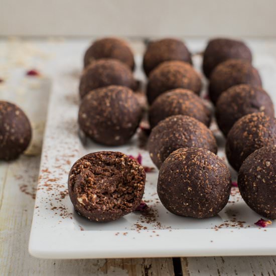 Vegan Gingerbread Energy Balls