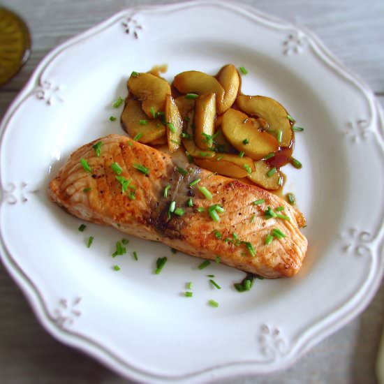 Salmon with caramelized apple