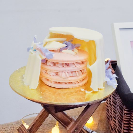 GENDER REVEAL MACARON CAKE
