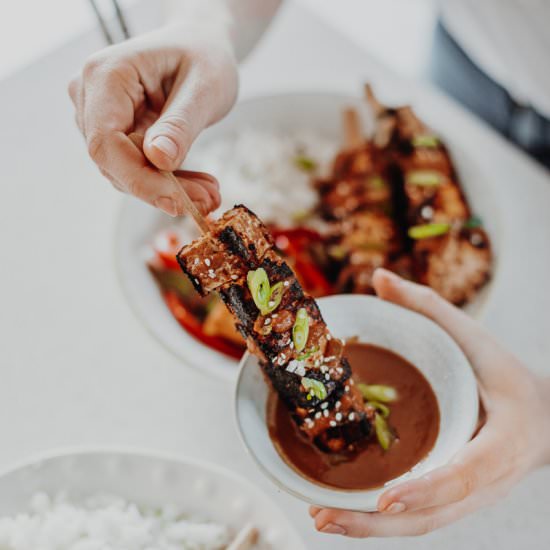 RAINBOW STIR-FRY & SATAY TOFU