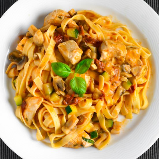 Creamy pasta with veggies