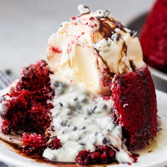 Cookies&Cream Red Velvet Molten Cake