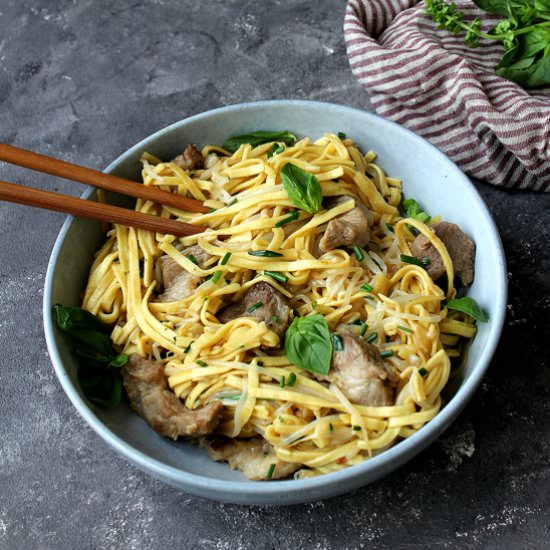 Spicy pork & basil egg noodles