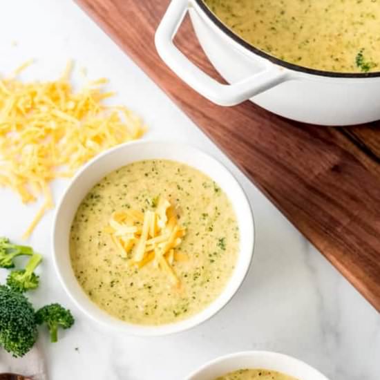 THE BEST BROCCOLI CHEESE SOUP
